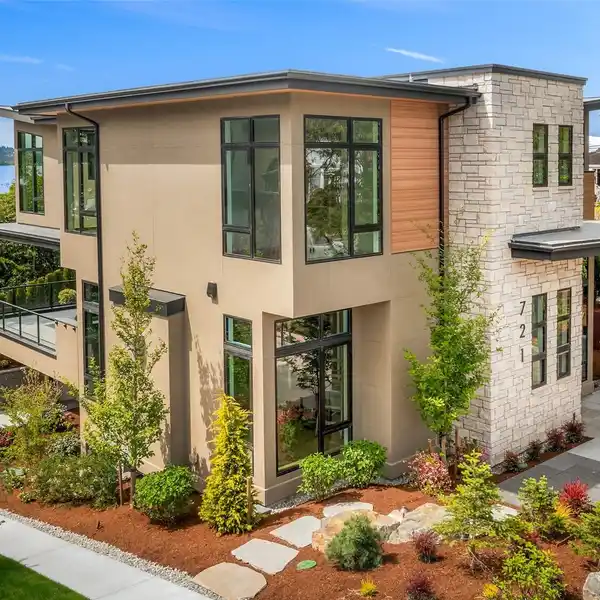 UNPARALLELED DOWNTOWN LUXURY LIVING