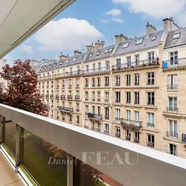 BRIGHT APARTMENT IN A PRESTIGIOUS BUILDING