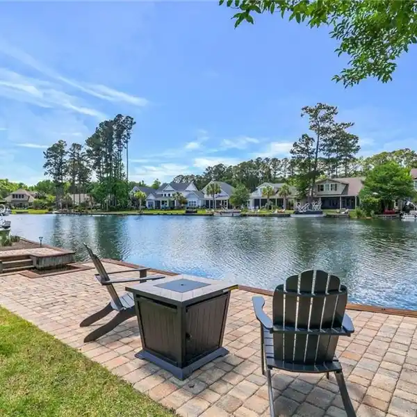 BEAUTIFUL LAKEFRONT HOME IN HAMPTON LAKE