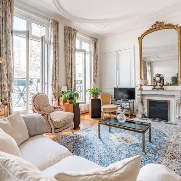 ELEGANT PARISIAN APARTMENT WITH EXCEPTIONAL POTENTIAL