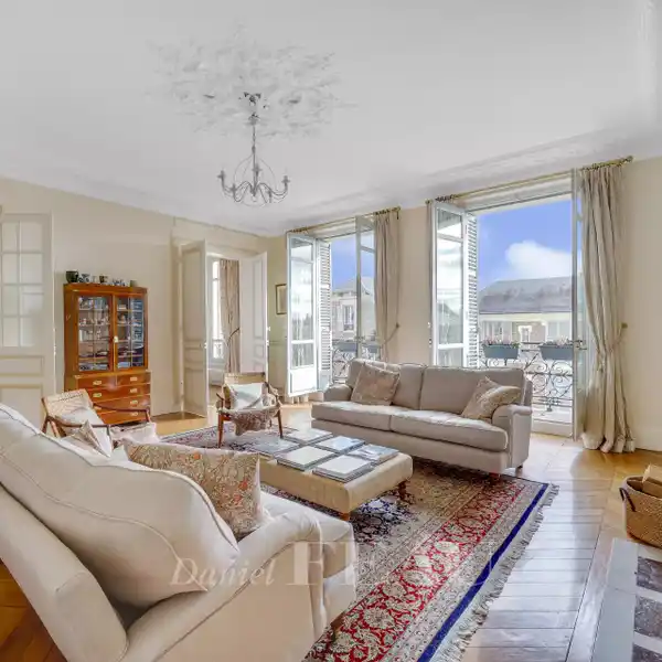 BEAUTIFUL SECOND FLOOR APARTMENT