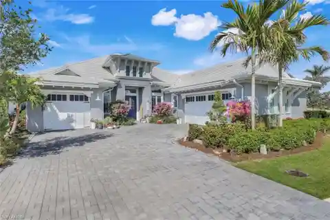 Exquisite Lakefront Home Blending Luxury and Tranquility