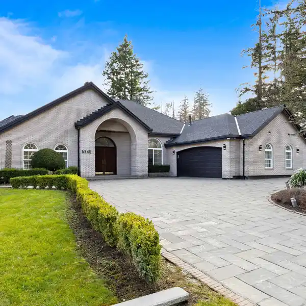 EXECUTIVE HOME IN THE HEART OF SULLIVAN STATION