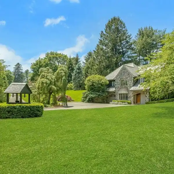 CARRIAGE HOUSE ON FOUR ACRES