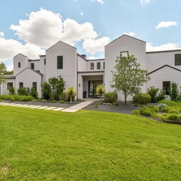 STRIKING MODERN RESIDENCE