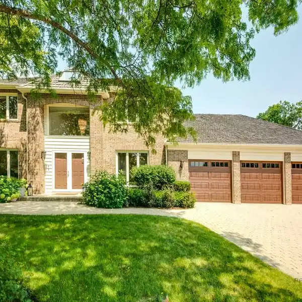 EAST LAKE FOREST BRICK HOME AT THE END OF A QUIET CUL-DE-SAC