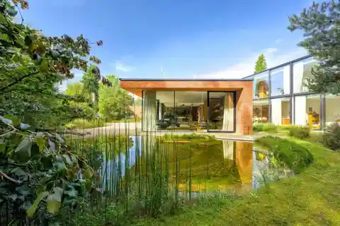 Minimalist Contemporary Villa and Mediterranean Atmosphere