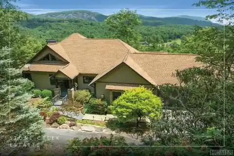 Relaxed Mountain Living in a Scenic Gated Community