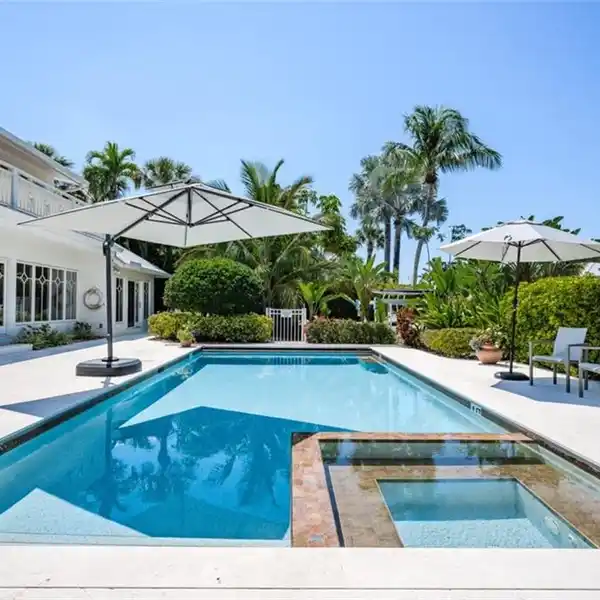 MASTERFULLY RE-CRAFTED COTTAGE IN AQUALANE SHORES