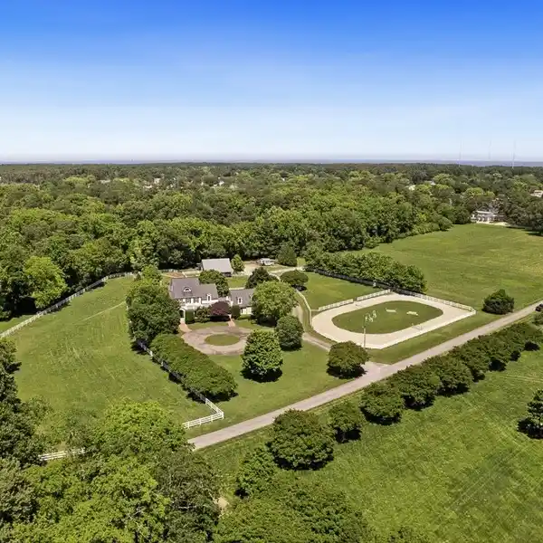 PRIVATE EQUESTRIAN ESTATE ON FIVE ACRES