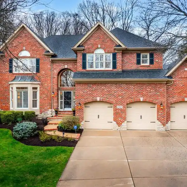 EXCEPTIONAL RESIDENCE WITHIN THE DESIRABLE ROYCE HILL NEIGHBORHOOD