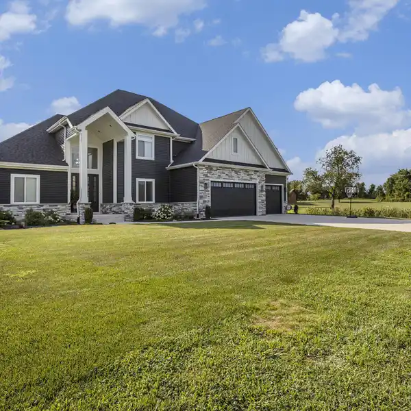 IMMACULATE CUSTOM OPEN CONCEPT HOME