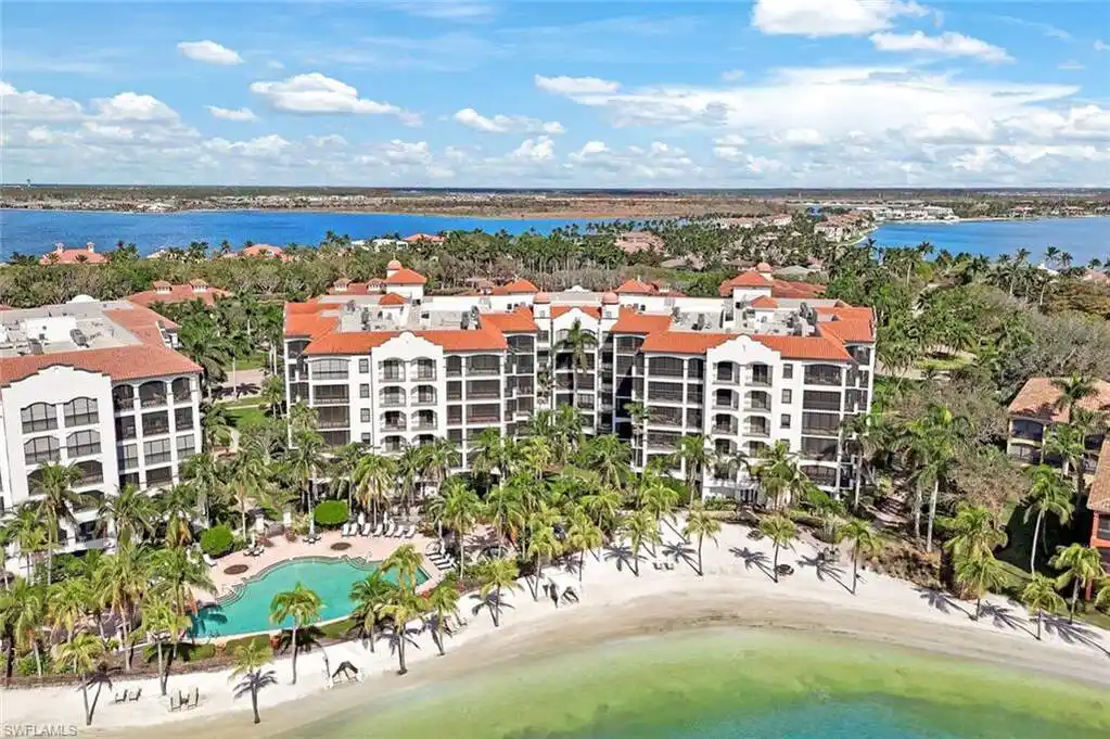 Luxurious Third-floor Condo