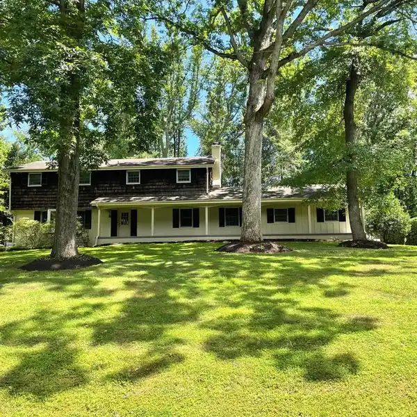 GORGEOUS UPDATED COLONIAL IN SOUGHT AFTER MANOR COUNTRY CLUB COMMUNITY