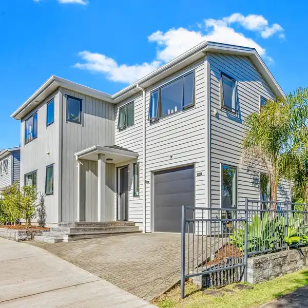 CONTEMPORARY COMFORT IN PRIME LOCATION