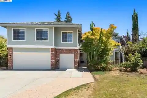 Spacious and Versatile Home with a Private Townhouse-Style Unit