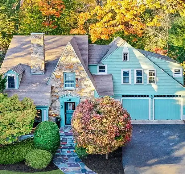 STYLISH HOME WITH DETAILED WOODWORK THROUGHOUT