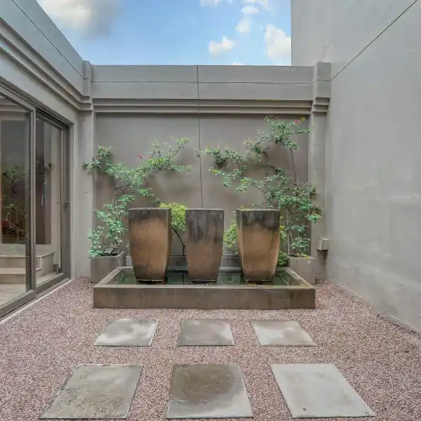 ELEGANT HOME WITH STUNNING GARDEN & POOL