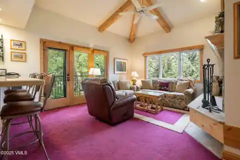 Quiet Top-Floor End Unit