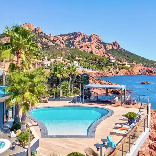 LUXURY VILLA WITH CAPTIVATING VIEWS