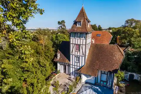First Floor Apartment in the Manoir De Buzenval