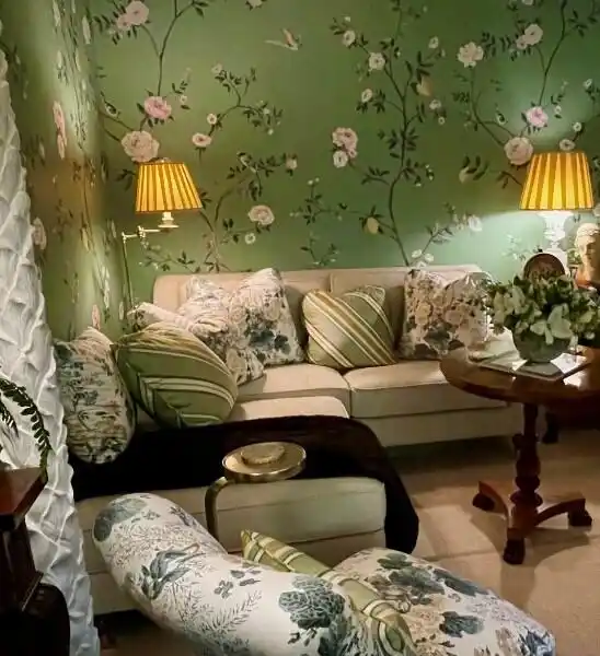 CHARMING APARTMENT ON A DESIRABLE STREET