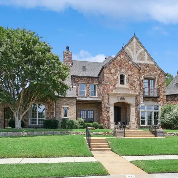 FORMER MODEL IN GATED CLAIREMONT