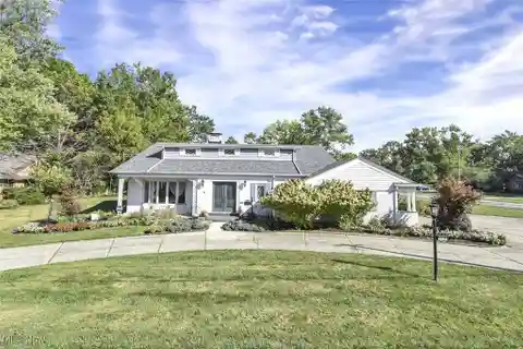 Luxurious Contemporary Colonial in a Prime Location