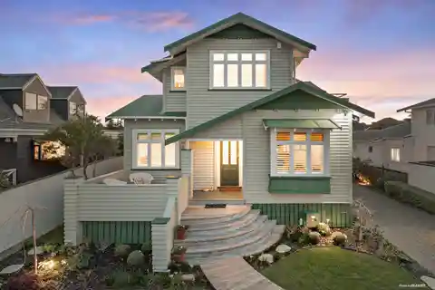 Panoramic Harbour Views in Coveted Point Chevalier