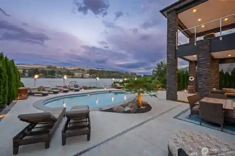 Luxurious No-Bank Columbia River Retreat