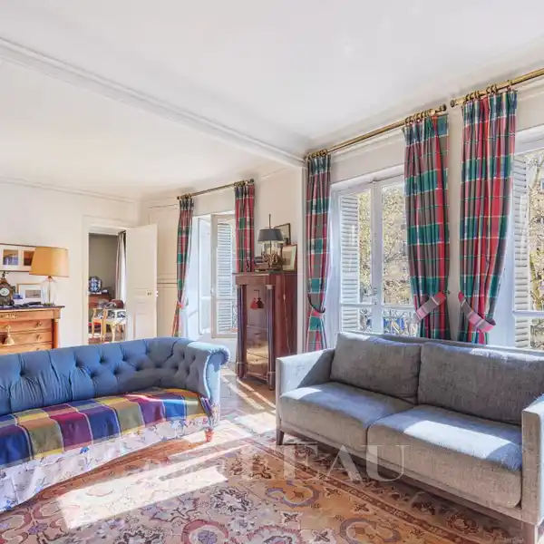SUNNY SPLIT-LEVEL APARTMENT