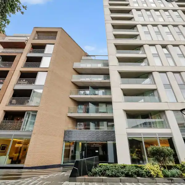 SOPHISTICATED APARTMENT IN PRESTIGIOUS TOWER