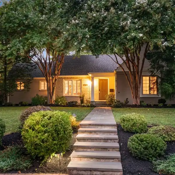 DISCOVER THE ELEGANCE OF ONE-LEVEL LIVING