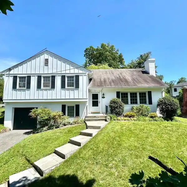 BRING YOUR VISION TO A GORGEOUS PROPERTY