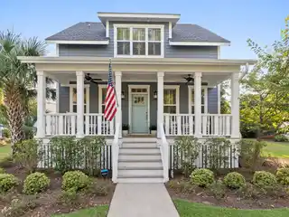 Stunning Waterway Cove Cottage Home