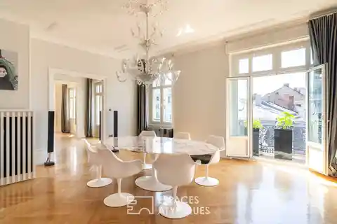 Opulent Architect-designed Flat with Cathedral Views