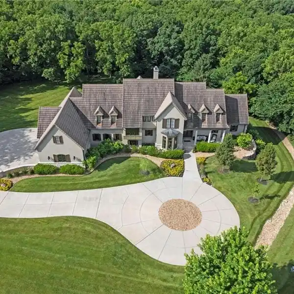 EXPANSIVE ESTATE OFFERING REFINED LIVING