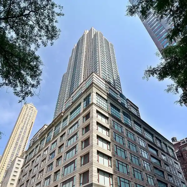 IMPECCABLE RESIDENCE STEPS FROM MICHIGAN AVENUE