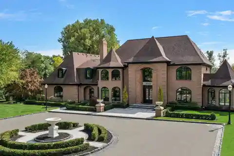 Extraordinary Lakefront Estate