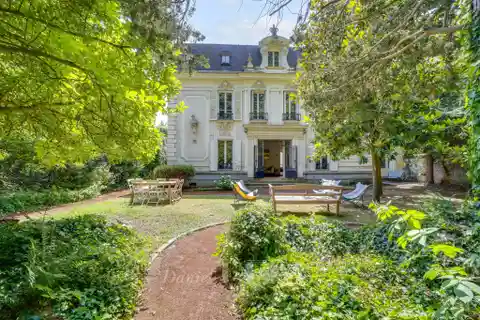 Stately Home with Serene Garden