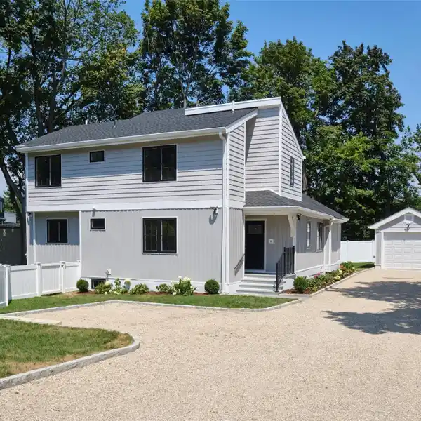 CONTEMPORARY HOME IN PREMIUM POINT PARK
