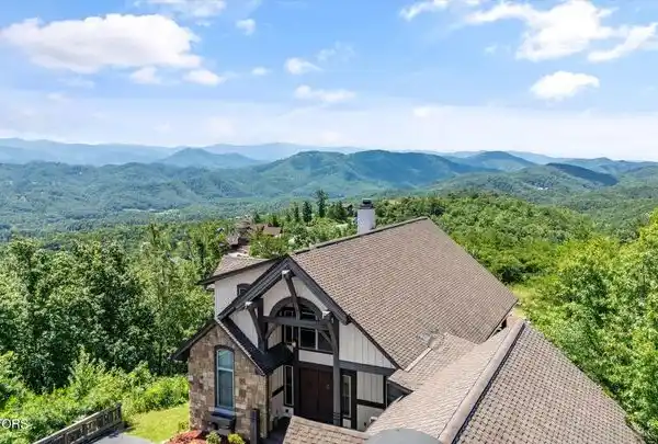 CUSTOM-BUILT LUXURY MOUNTAIN ESTATE