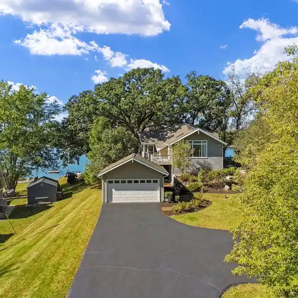 LAKEFRONT RETREAT ON SCENIC WHITEWATER LAKE!