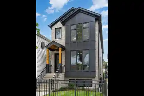 Chef’s Kitchen & Open Living Areas in Bucktown Gem