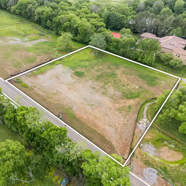 LARGE PROPERTY WITH INCREDIBLE POTENTIAL