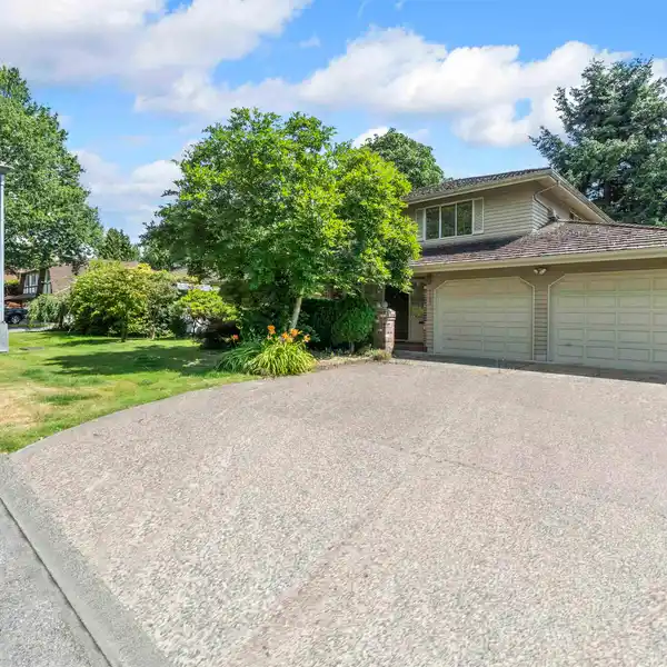 PRESTIGIOUS BROADMOOR EXECUTIVE HOME