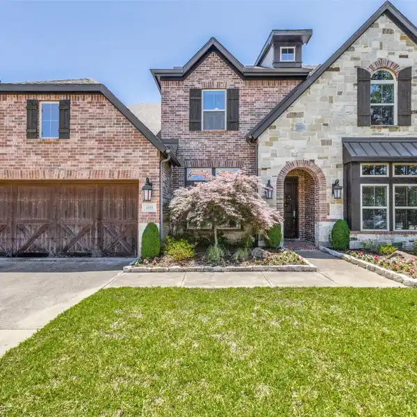 MODERN LIVING MEETS TRANQUIL BACKYARD OASIS