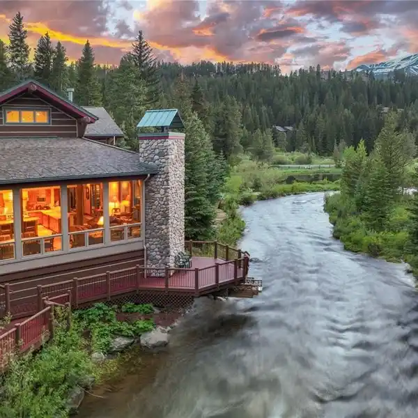 IRREPLACEABLE FAMILY COMPOUND ON THE BLUE RIVER