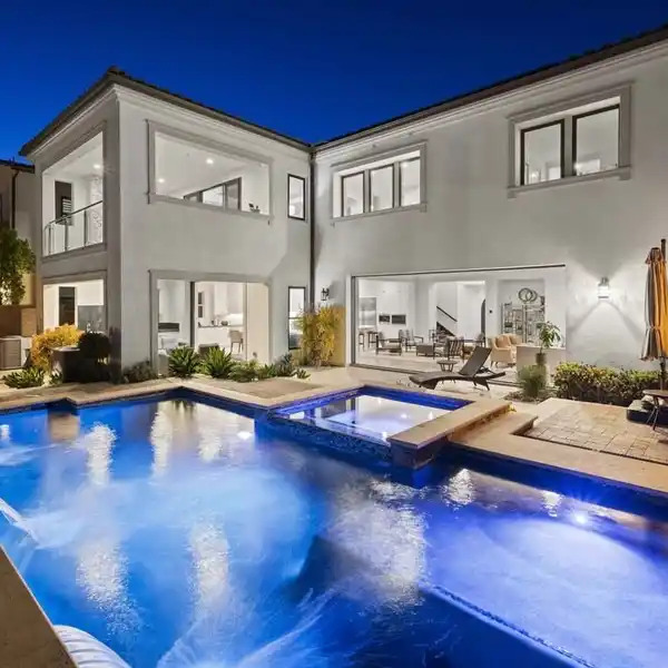 CONTEMPORARY LIVING WITH BREATHTAKING VIEWS