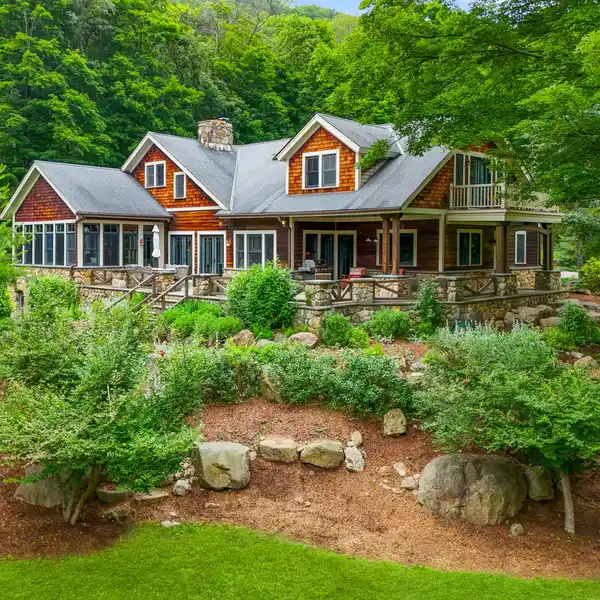 LUXURIOUS COMFORT ON FIVE SERENE ACRES